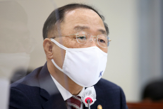 홍남기 부총리 겸 기획재정부 장관이 30일 서울 여의도 국회에서 열린 기획재정위원회 전체회의에서 의원 질의에 답변하고 있다. <국회사진기자단>